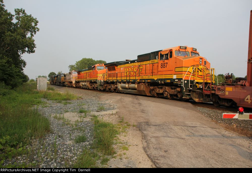 BNSF 887 on M332 